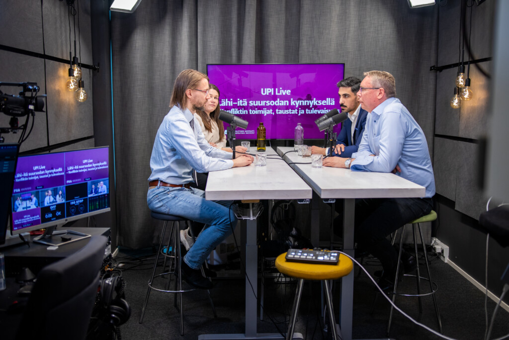 Picture from the UPI Live studio, where Anni Lindgren, Toni Alaranta, Olli Ruohomäki and Mohammed Hadi are discussing.