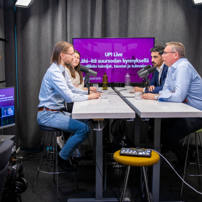 Picture from the UPI Live studio, where Anni Lindgren, Toni Alaranta, Olli Ruohomäki and Mohammed Hadi are discussing.