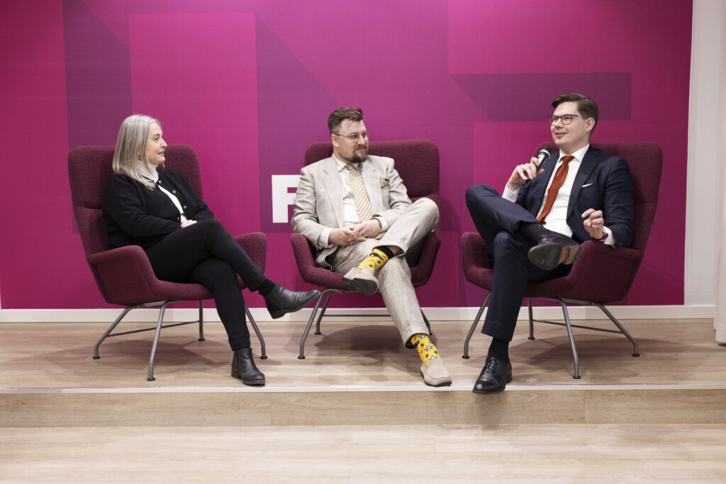 Researcher Iro Särkkä, Markus Holmgren and Matti Pesu discussing in FIIA seminar room.