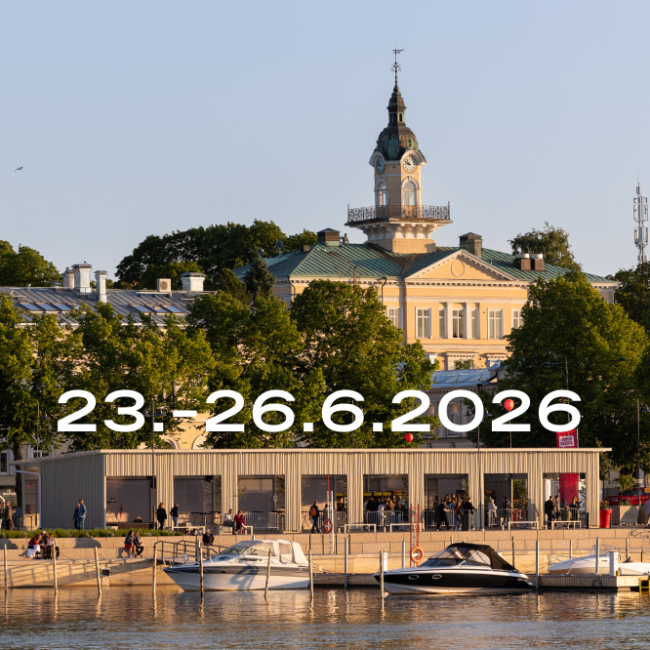 Waterfront crowd, boats, and a clock‑tower building; text “23.–26.6.2026” and “SuomiAreena.”